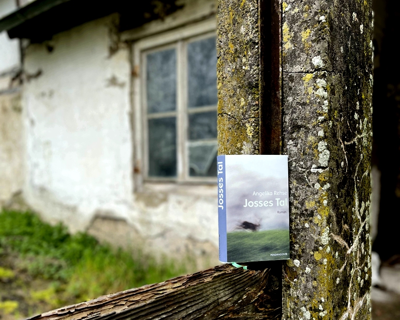 Angelika Rehse | Josses Tal - Auf dem Bild ist das Buch vor einem alten Bauernhaus zu sehen.